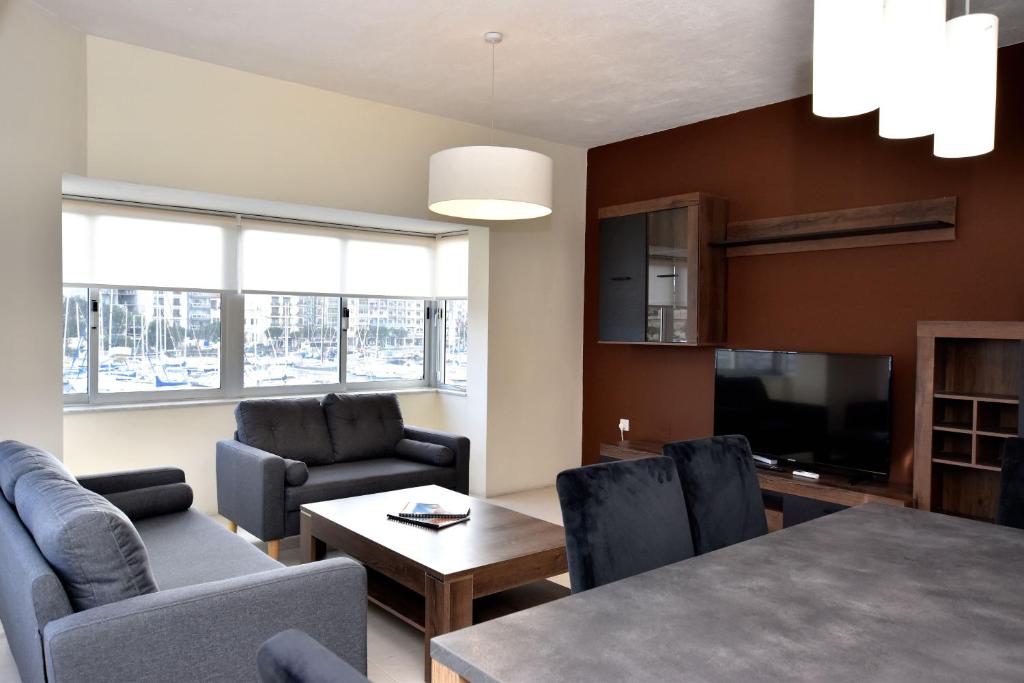 TV a/nebo společenská místnost v ubytování 2 Bedroom Apartment - Spacious, Bright & Central - 4