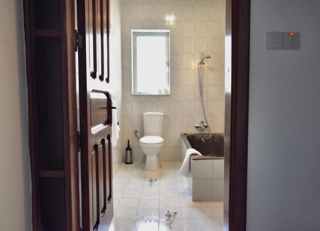 Koupelna v ubytování 2 Bedroom Apartment - Spacious, Bright & Central - 4