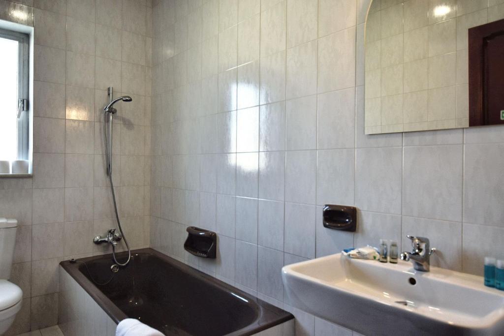 Koupelna v ubytování 2 Bedroom Apartment - Spacious, Bright & Central - 4