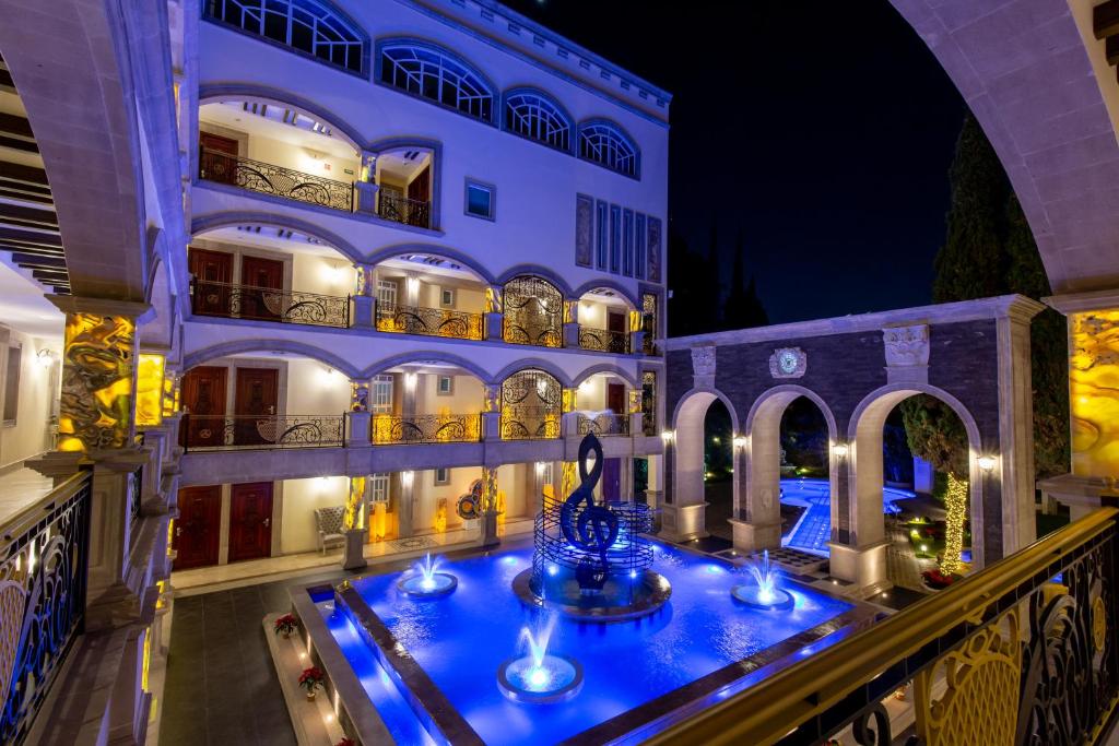 Bazén v ubytování HOTEL & SPA MANSION SOLIS by HOTSSON nebo v jeho okolí