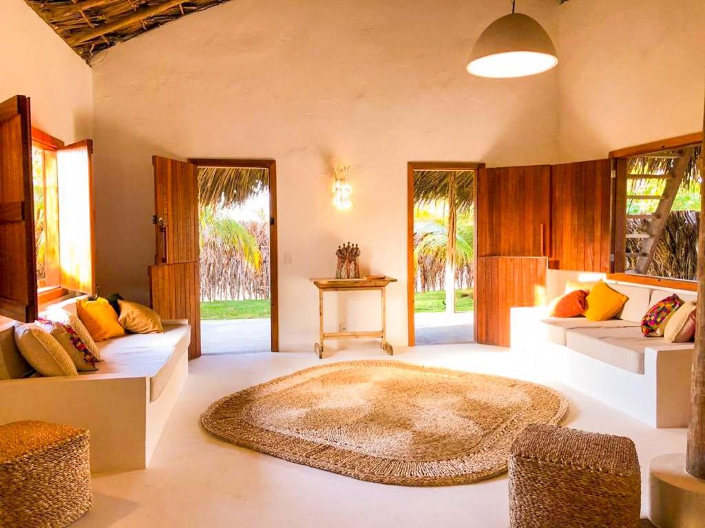 ein Wohnzimmer mit Sofas und einem Teppich in der Unterkunft Casa do PESCADOR Atins - c/ todo conforto e super localização in Atins