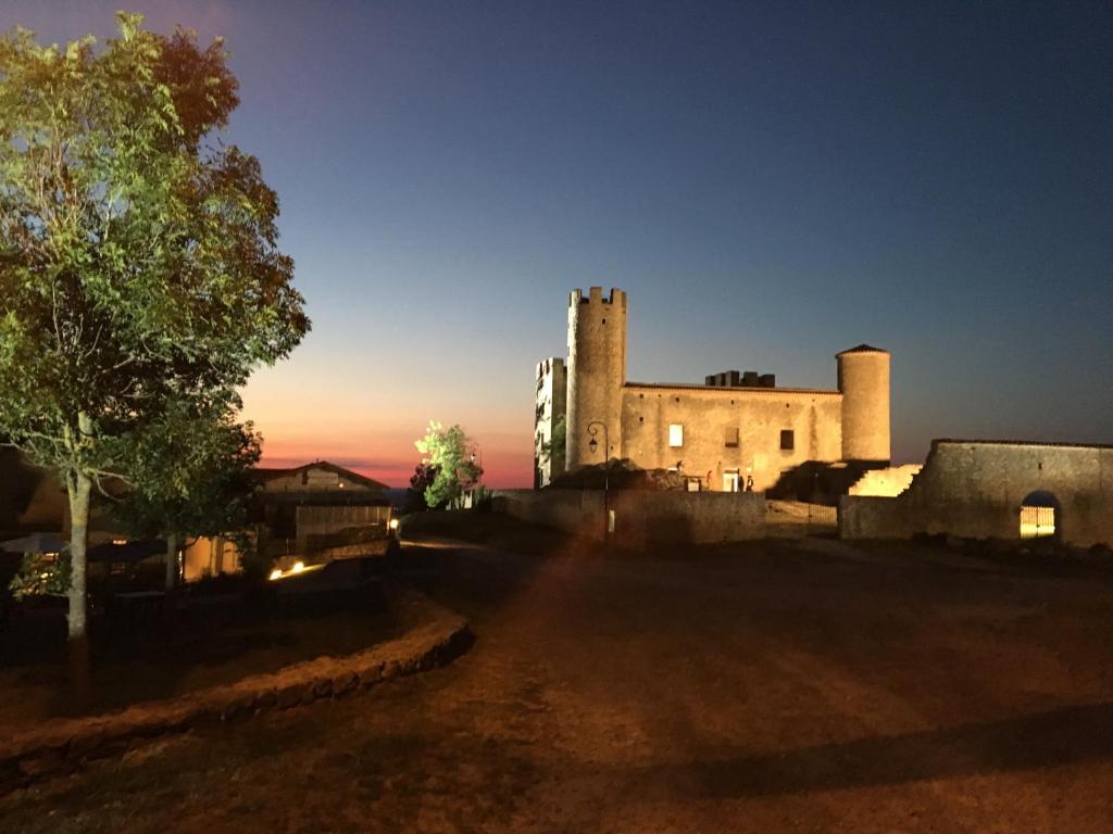een oud kasteel 's nachts met zonsondergang bij Ess'folie Gîte in Chambles