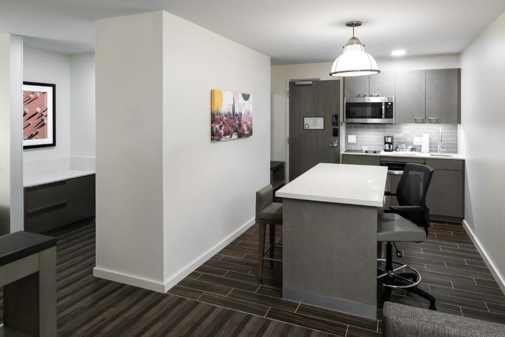 Kuchyň nebo kuchyňský kout v ubytování Hyatt House Tempe Phoenix University