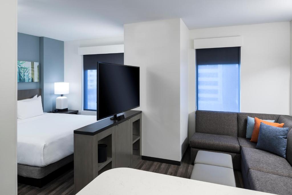 Postel nebo postele na pokoji v ubytování Hyatt House Tempe Phoenix University