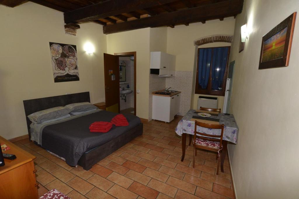 - une chambre avec un lit, une table et un bureau dans l'établissement Via della Posterna, à Spolète