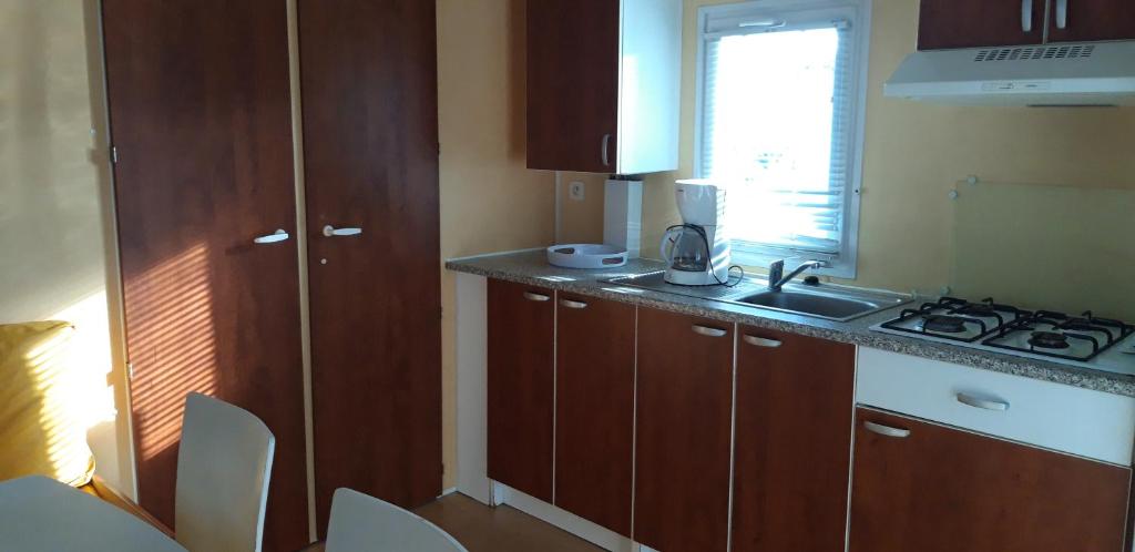 Kuchyň nebo kuchyňský kout v ubytování Camping la Source
