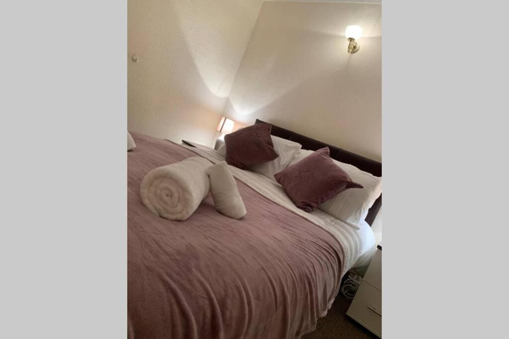 Un dormitorio con una cama con almohadas. en St James House, en Scunthorpe