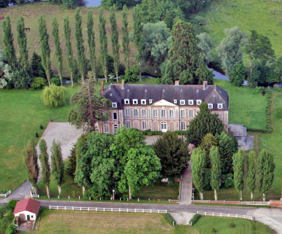 eine Luftansicht eines großen Hauses mit Bäumen in der Unterkunft Chambres d'Hôtes & Gites La Chatellenie in Saint-Aubin-le-Cauf