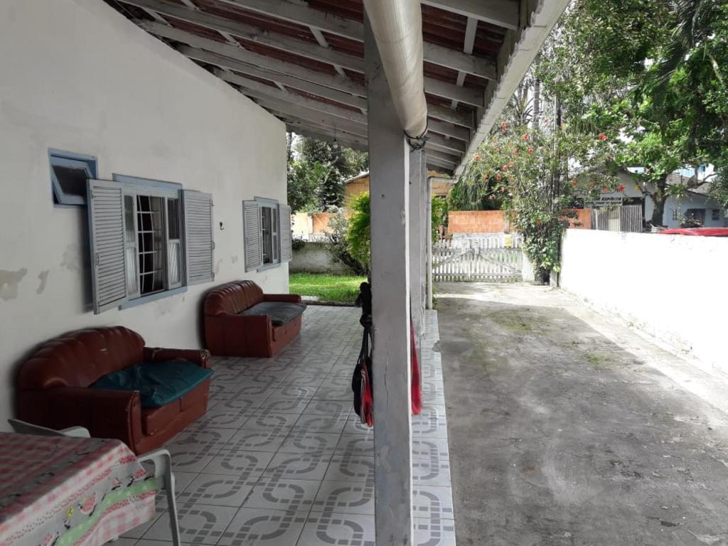  Casa de praia em Itapoá SC a 2 quadras da praia