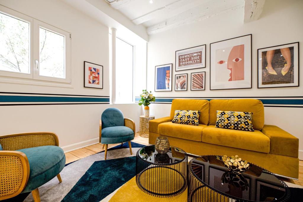 d'un salon avec un canapé et des fauteuils jaunes. dans l'établissement MBM - Marais, à Paris