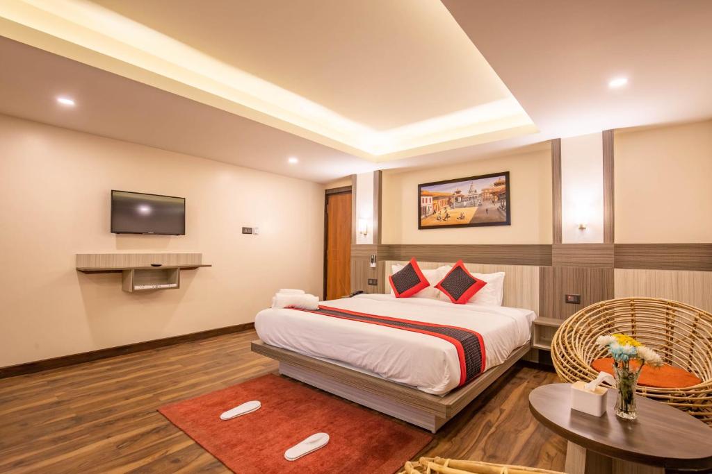 Habitación de hotel con cama y TV en Hotel Wawa en Katmandú