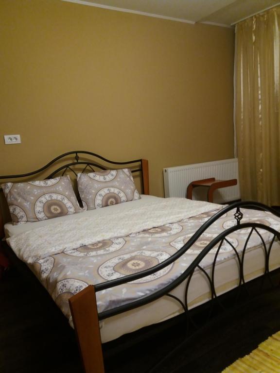 Honey House - Two-Bedroom Apartment With Balcony