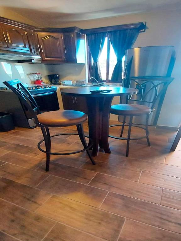 Kuchyň nebo kuchyňský kout v ubytování Hotel Suites La Fortuna