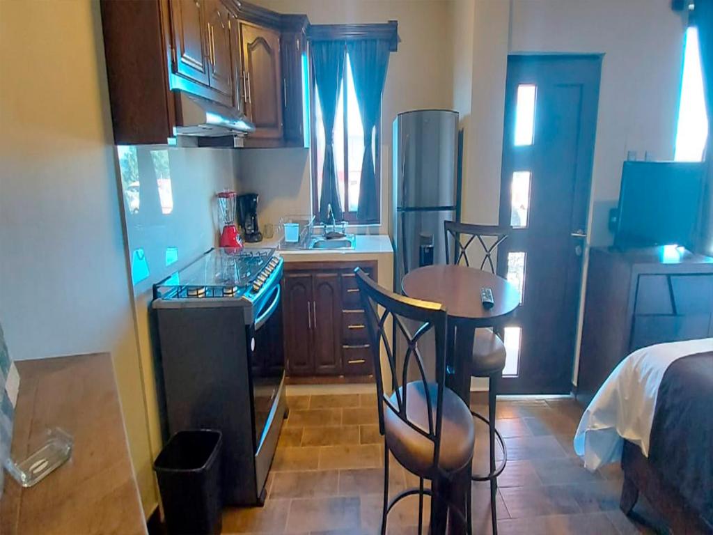 Kuchyň nebo kuchyňský kout v ubytování Hotel Suites La Fortuna