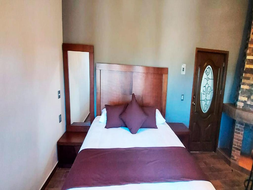 Postel nebo postele na pokoji v ubytování Hotel Suites La Fortuna