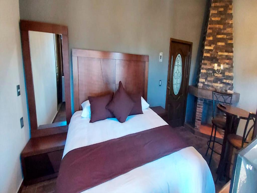 Postel nebo postele na pokoji v ubytování Hotel Suites La Fortuna