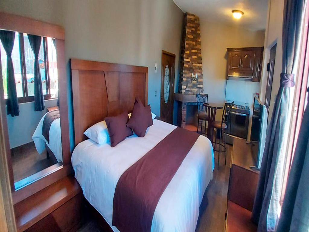 Postel nebo postele na pokoji v ubytování Hotel Suites La Fortuna