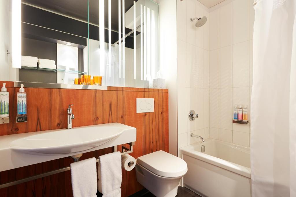 Alt Hotel Ottawa Downtownにあるバスルーム