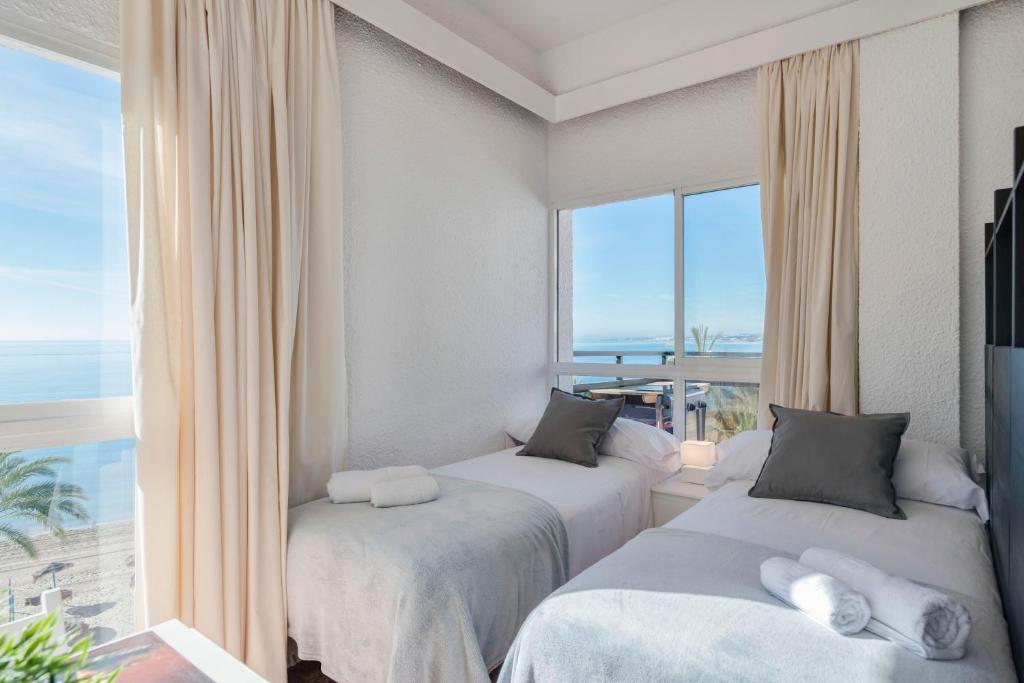Postel nebo postele na pokoji v ubytování Skol Sea Views Apartments