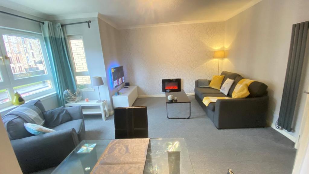 ペイズリーにあるPaisley Central Apartment #3のソファとテーブルのあるリビングルーム