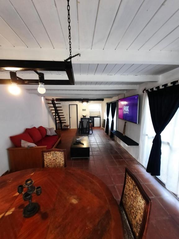 ein Wohnzimmer mit einem Tisch und einem Sofa in der Unterkunft Cabañas las palmeras in Don Torcuato