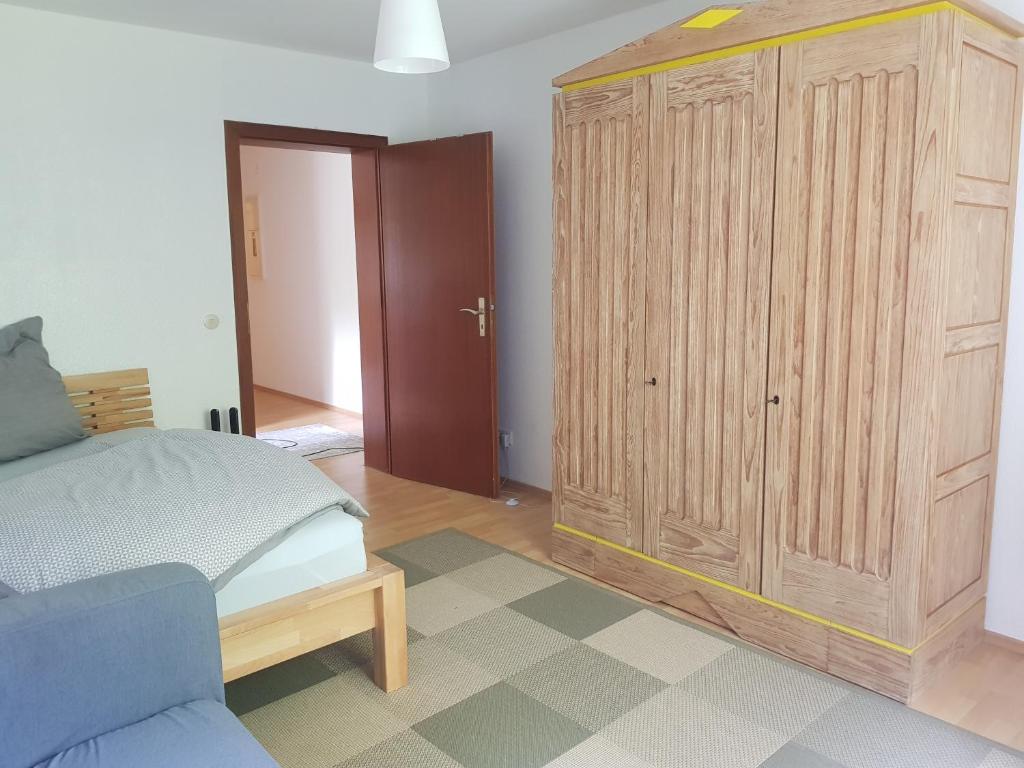 Hüschelrath gemütlich Natur في لايشلينغن: غرفة نوم مع خزانة خشبية وسرير
