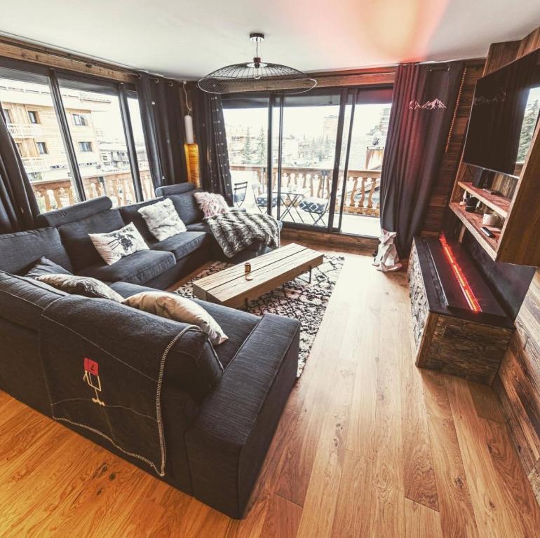 a living room with a couch and a table at spot, exceptl 80 m2, centre Alpe d Huez, ski au pied, Ménandière, 8 pers, 3ch, 3sdb in L'Alpe-d'Huez