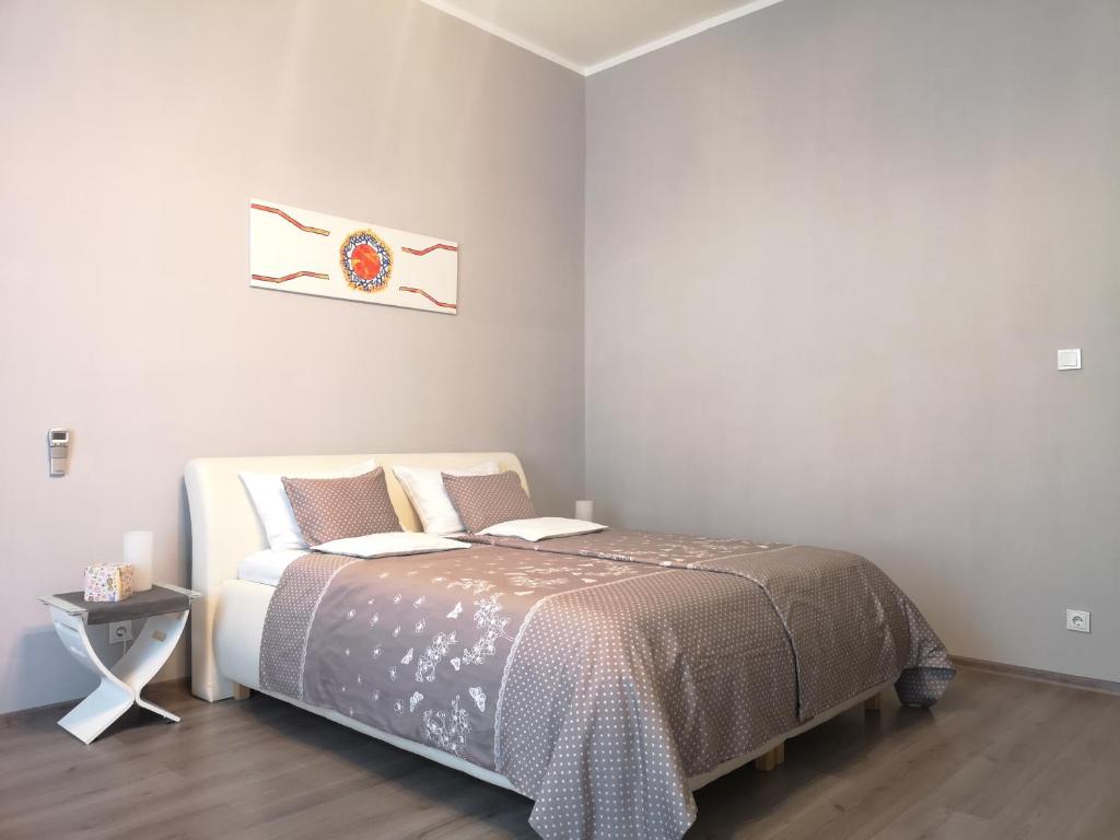 sypialnia z łóżkiem i flagą na ścianie w obiekcie Central Apartment Budapest w Budapeszcie