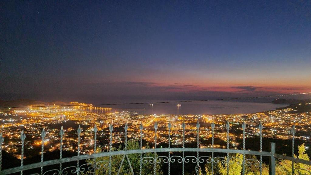 - une vue sur la ville la nuit avec des lumières dans l'établissement Ranc Mujica, à Bar