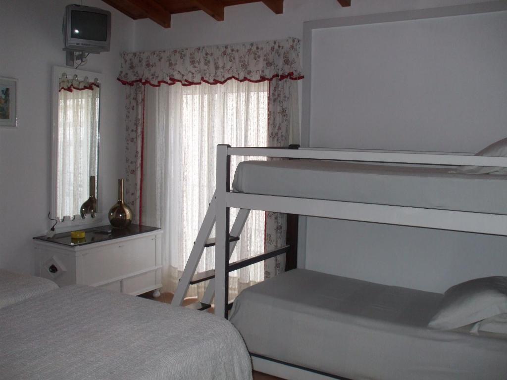 Dinas Guesthouse - 3