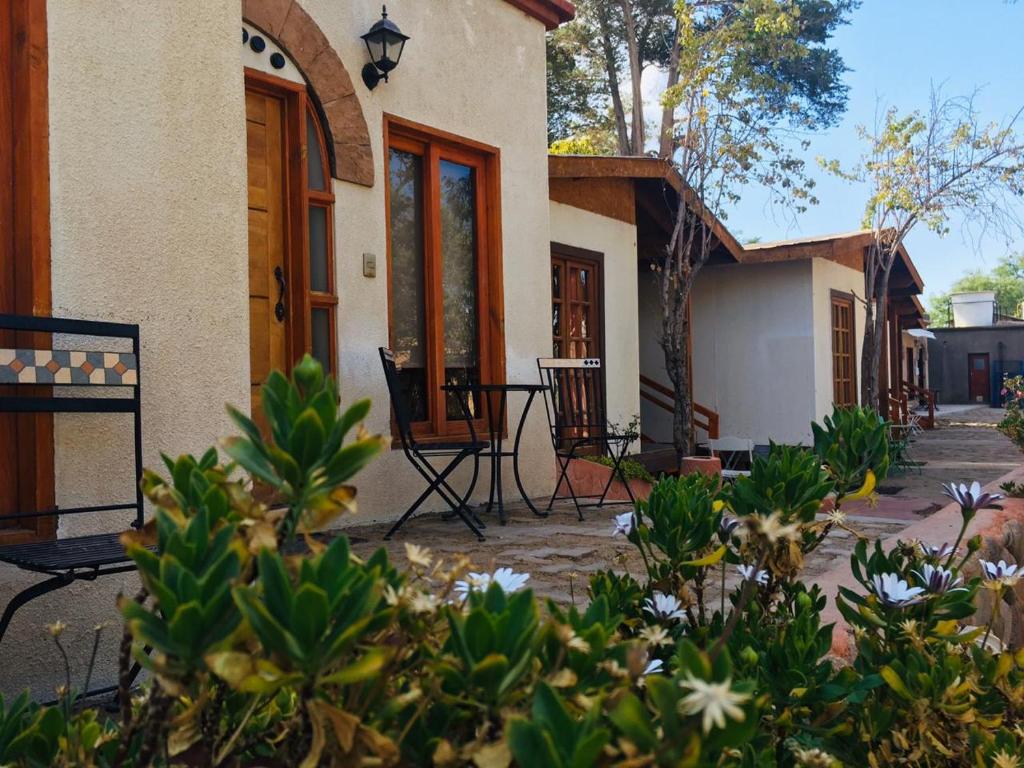 uma casa com um alpendre e um pátio em Hostal Puritama em San Pedro de Atacama