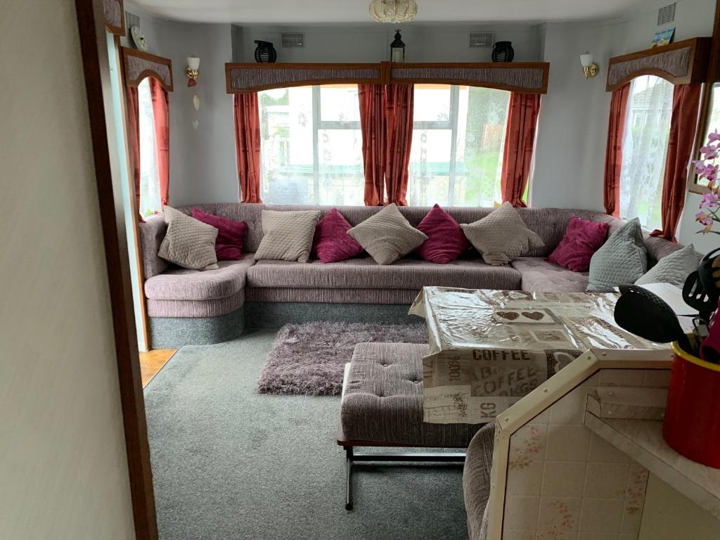 Hemsby Caravan Breaks 2 bedrooms not 3 bed