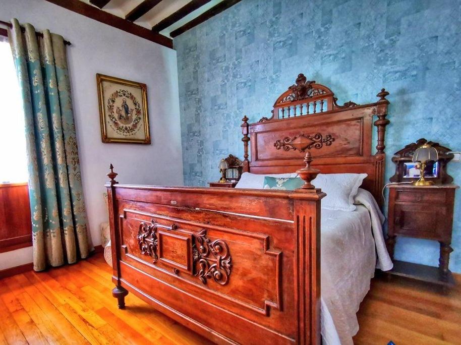 een slaapkamer met een groot houten bed in een kamer bij Areta Etxea in Salinillas de Buradón