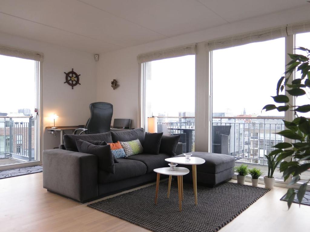 een woonkamer met een bank en een tafel bij ApartmentInCopenhagen Apartment 427 in Kopenhagen