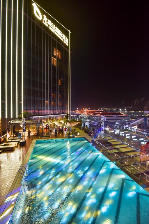 Bazén v ubytování Zhuhai Longzhuda International Hotel nebo v jeho okolí