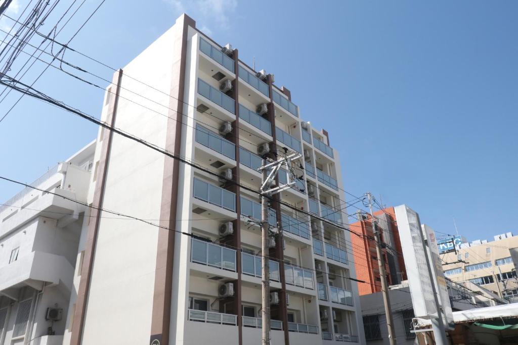 Un bâtiment où la fumée sort dans l'établissement Clean Hotels in Higashimachi, à Naha