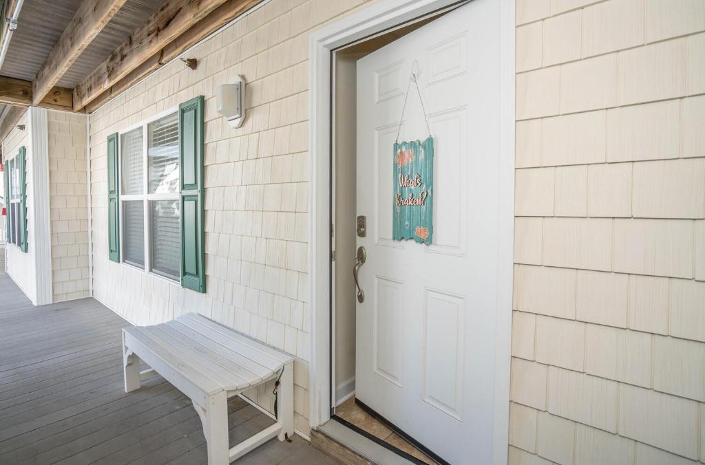 Ocean Walk Condo on the 2nd Row with Ocean views!, Oak Island, USA