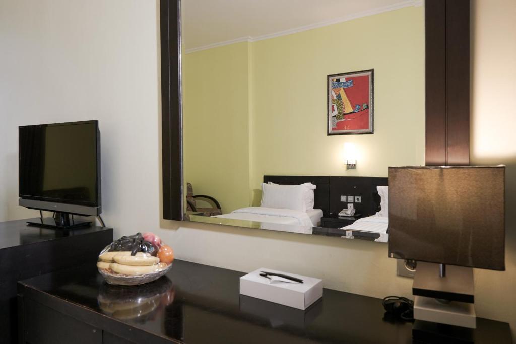 TV a/nebo společenská místnost v ubytování Sari Ater Kamboti Hotel Bandung