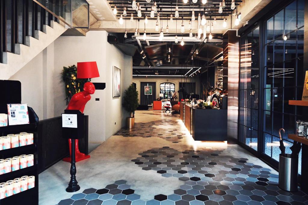 un magasin avec une lampe rouge au milieu d'une pièce dans l'établissement Thinker Hotel, à Yingge