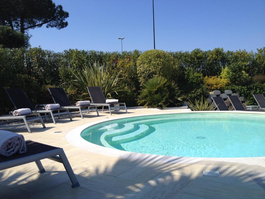 Bazén v ubytování Palace Hotel Desenzano nebo v jeho okolí