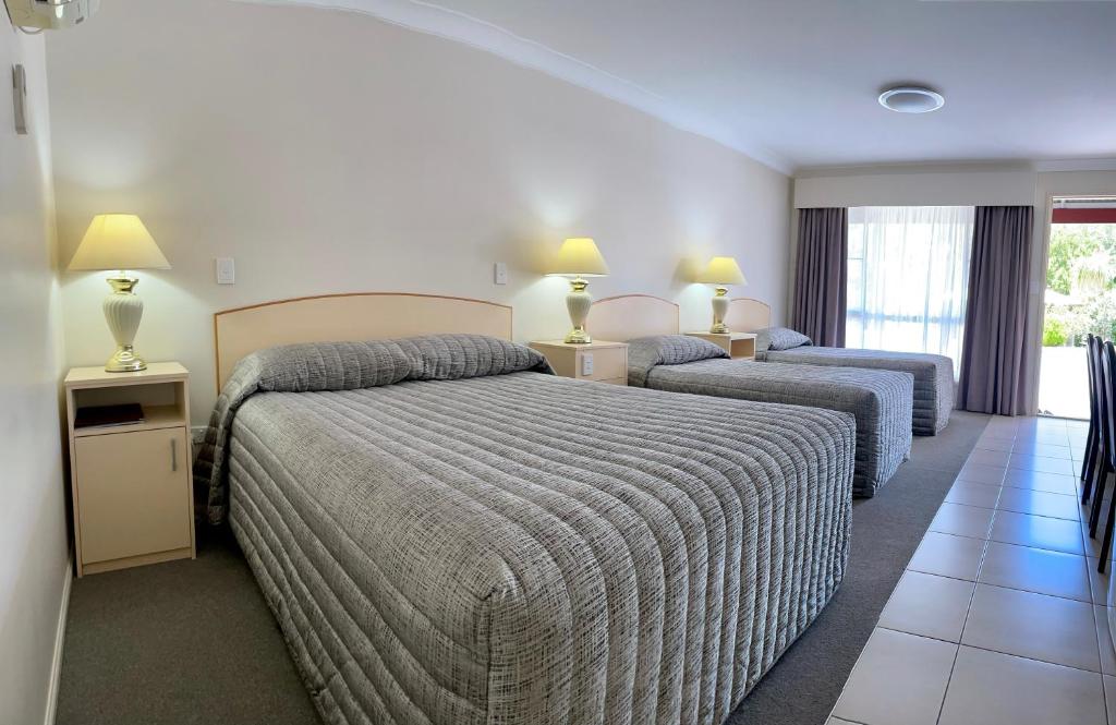 Postel nebo postele na pokoji v ubytování Crows Nest Motel