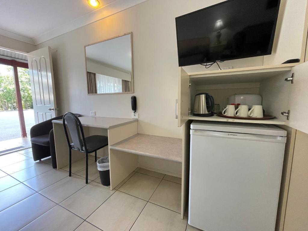 Kuchyň nebo kuchyňský kout v ubytování Crows Nest Motel