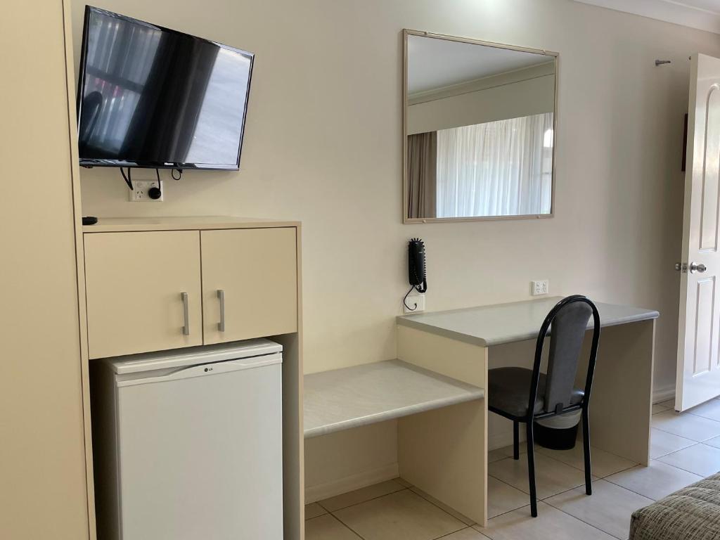 TV a/nebo společenská místnost v ubytování Crows Nest Motel