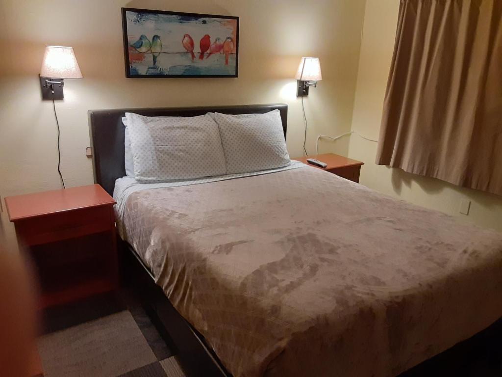 Postel nebo postele na pokoji v ubytování Shiny Motel