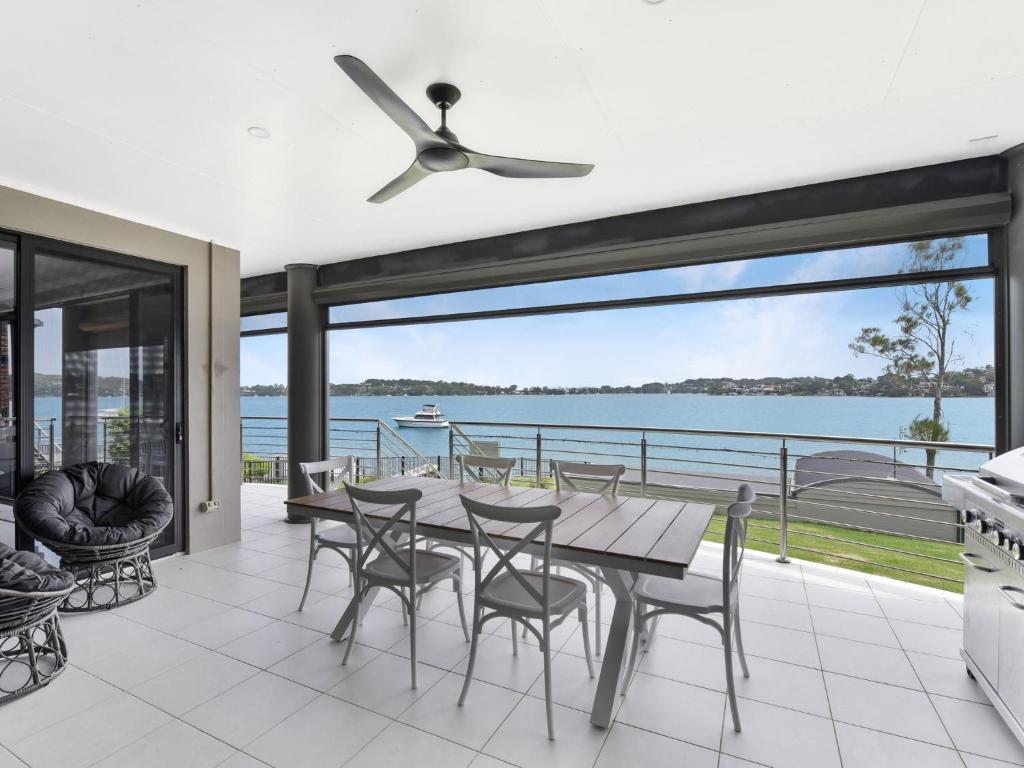 Sealand Lake House Stunning Absolute Waterfront - Housity
