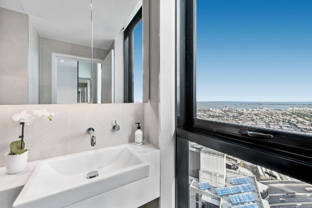 Image showcasing Melbourne City Apartments Panoramic Skyview Penthouse, Melbourne ...