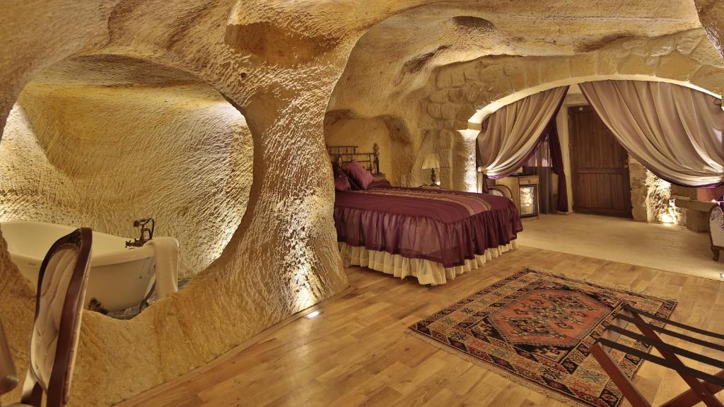 Postel nebo postele na pokoji v ubytování Golden Cave Suites