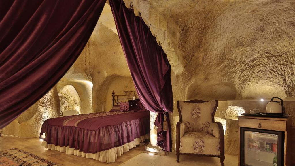 Postel nebo postele na pokoji v ubytování Golden Cave Suites