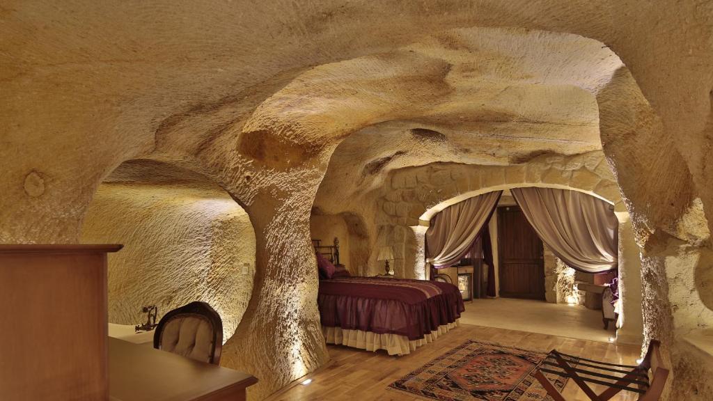 Postel nebo postele na pokoji v ubytování Golden Cave Suites