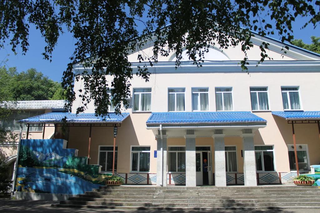 ジェレスノヴォツクにあるSanatoriy Salutの青屋根の白い大きな建物
